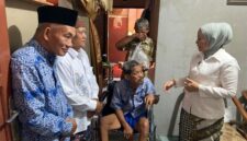 Penyerahan bantuan kursi roda untuk Kusnin, warga Kelurahan Mlatinorowito, Kecamatan Kota, Kabupaten Kudus. (Foto: J05) 