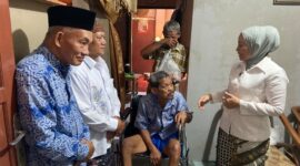 Penyerahan bantuan kursi roda untuk Kusnin, warga Kelurahan Mlatinorowito, Kecamatan Kota, Kabupaten Kudus. (Foto: J05) 
