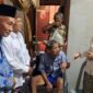 Penyerahan bantuan kursi roda untuk Kusnin, warga Kelurahan Mlatinorowito, Kecamatan Kota, Kabupaten Kudus. (Foto: J05) 