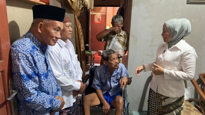 Penyerahan bantuan kursi roda untuk Kusnin, warga Kelurahan Mlatinorowito, Kecamatan Kota, Kabupaten Kudus. (Foto: J05) 