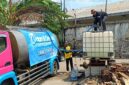 Mahasiswa Universitas Muhammadiyah Kudus (UMKU) yang tergabung dalam Organisasi Mahasiswa (Ormawa) dan Organisasi Otonom (Ortom), menyalurkan ribuan liter air untuk warga Kabupaten Kudus yang terdampak kekeringan. (Foto: Istimewa) 