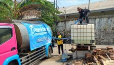 Mahasiswa Universitas Muhammadiyah Kudus (UMKU) yang tergabung dalam Organisasi Mahasiswa (Ormawa) dan Organisasi Otonom (Ortom), menyalurkan ribuan liter air untuk warga Kabupaten Kudus yang terdampak kekeringan. (Foto: Istimewa) 