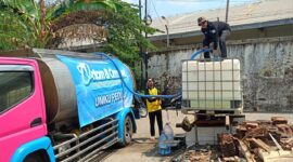 Mahasiswa Universitas Muhammadiyah Kudus (UMKU) yang tergabung dalam Organisasi Mahasiswa (Ormawa) dan Organisasi Otonom (Ortom), menyalurkan ribuan liter air untuk warga Kabupaten Kudus yang terdampak kekeringan. (Foto: Istimewa) 