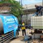 Mahasiswa Universitas Muhammadiyah Kudus (UMKU) yang tergabung dalam Organisasi Mahasiswa (Ormawa) dan Organisasi Otonom (Ortom), menyalurkan ribuan liter air untuk warga Kabupaten Kudus yang terdampak kekeringan. (Foto: Istimewa) 