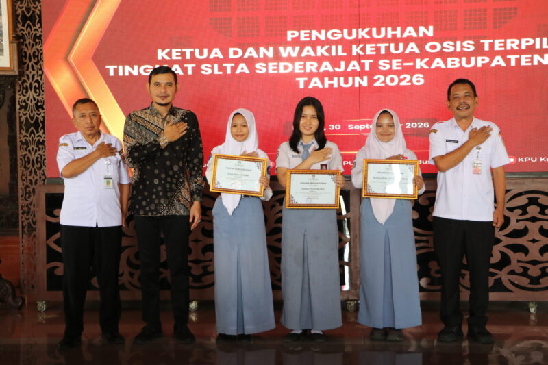 Sebanyak 182 ketua dan wakil ketua OSIS dari 91 sekolah tingkat SLTA sederajat se-Kabupaten Kudus mengikuti prosesi pengukuhan di Pendapa Kabupaten Kudus, Rabu (30/9/2026). Foto: KPU Kudus