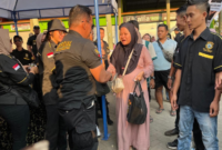 Ketua DPC Ormas Lindu Aji Kolocokro Kabupaten Kudus, Suhadi saat menyerahkan bantuan ke warga. Foto: JP