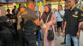 Ketua DPC Ormas Lindu Aji Kolocokro Kabupaten Kudus, Suhadi saat menyerahkan bantuan ke warga. Foto: JP