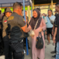 Ketua DPC Ormas Lindu Aji Kolocokro Kabupaten Kudus, Suhadi saat menyerahkan bantuan ke warga. Foto: JP