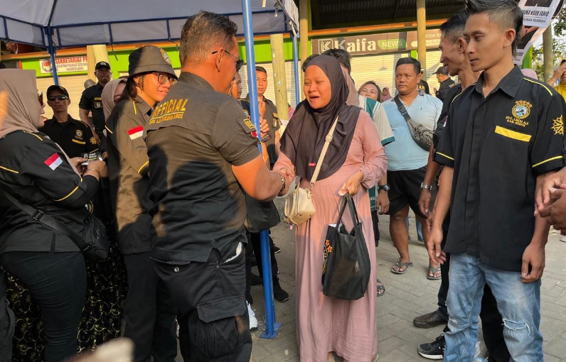 Ketua DPC Ormas Lindu Aji Kolocokro Kabupaten Kudus, Suhadi saat menyerahkan bantuan ke warga. Foto: JP