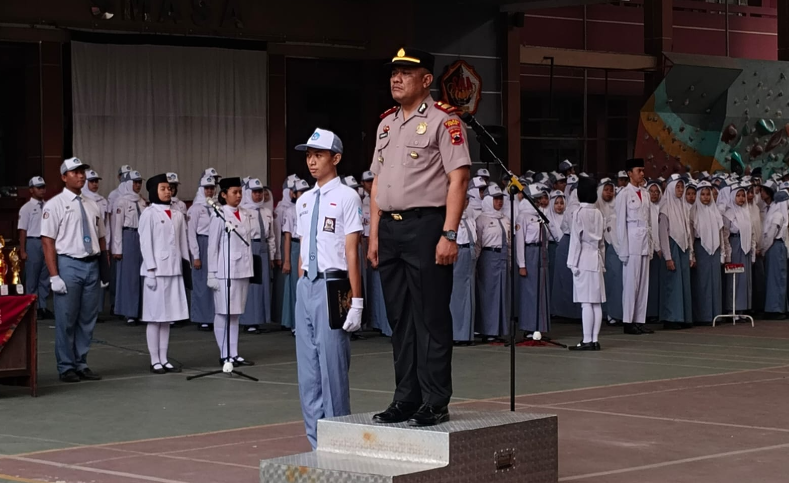 Kapolsek Kudus AKP Rusmanto saat menjadi pembina upacara bendera di SMA Negeri 1 Kudus, Senin (12/10/2026), sekaligus mengingatkan para pelajar pentingnya menjaga pergaulan sehat dan menjauhi kenakalan remaja demi masa depan yang lebih baik. Foto: Polres Kudus