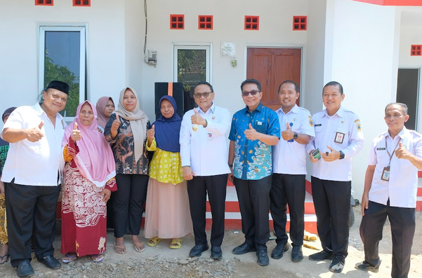 PT Djarum menyerahkan manfaat program Rumah Sederhana Layak Huni (RSLH) kepada warga penerima di Kabupaten Pati, Rabu (21/10/2026). Sebanyak 12 rumah di Desa Purwosari, Kecamatan Tlogowungu, dan Desa Cengkalsewu, Kecamatan Sukolilo, direnovasi dan dibangun ulang dengan total bantuan mencapai Rp840 juta. Foto: PT. Djarum