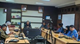 ekda Kudus Eko Djumartono saat menerima audiensi LSM Reformasi Menuju Indonesia Baru di Gedung Sekretariat Daerah Kabupaten Kudus, Kamis (1/10/2026). Audiensi membahas penggunaan fasilitas umum, termasuk Alun-Alun Simpang Tujuh yang dinilai terlalu sering digunakan untuk berbagai kegiatan. Foto: JP