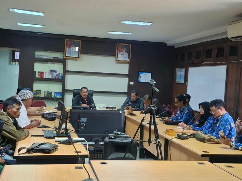 ekda Kudus Eko Djumartono saat menerima audiensi LSM Reformasi Menuju Indonesia Baru di Gedung Sekretariat Daerah Kabupaten Kudus, Kamis (1/10/2026). Audiensi membahas penggunaan fasilitas umum, termasuk Alun-Alun Simpang Tujuh yang dinilai terlalu sering digunakan untuk berbagai kegiatan. Foto: JP