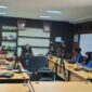 ekda Kudus Eko Djumartono saat menerima audiensi LSM Reformasi Menuju Indonesia Baru di Gedung Sekretariat Daerah Kabupaten Kudus, Kamis (1/10/2026). Audiensi membahas penggunaan fasilitas umum, termasuk Alun-Alun Simpang Tujuh yang dinilai terlalu sering digunakan untuk berbagai kegiatan. Foto: JP