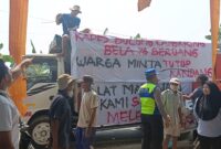 Aksi Warga Bulungcangkring di depan PT. AJP. Foto: JP