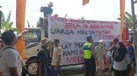 Aksi Warga Bulungcangkring di depan PT. AJP. Foto: JP