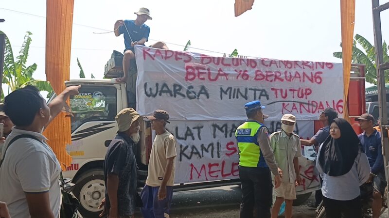 Aksi Warga Bulungcangkring di depan PT. AJP. Foto: JP