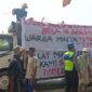 Aksi Warga Bulungcangkring di depan PT. AJP. Foto: JP