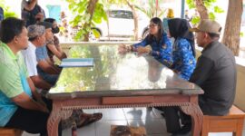 Wakil Bupati Kudus Belinda Birton bersama pihak terkait saat audiensi membahas keluhan warga mengenai banyaknya lalat di sekitar peternakan ayam Desa Bulung Cangkring, Kecamatan Jekulo, Kamis (1/10/2026). Foto: JP 