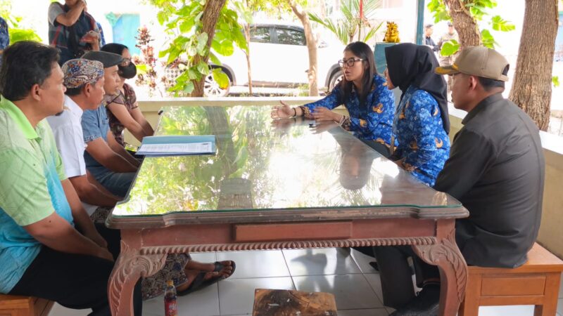 Wakil Bupati Kudus Belinda Birton bersama pihak terkait saat audiensi membahas keluhan warga mengenai banyaknya lalat di sekitar peternakan ayam Desa Bulung Cangkring, Kecamatan Jekulo, Kamis (1/10/2026). Foto: JP 