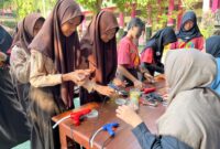 Siswa SMP 1 Jati, Kudus mengikuti edukasi pemilahan sampah dan praktik daur ulang dalam program KereseK Goes to School yang digelar KereseK ID, Sabtu (3/10/2026). Foto: JP