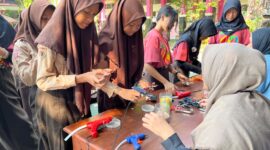 Siswa SMP 1 Jati, Kudus mengikuti edukasi pemilahan sampah dan praktik daur ulang dalam program KereseK Goes to School yang digelar KereseK ID, Sabtu (3/10/2026). Foto: JP