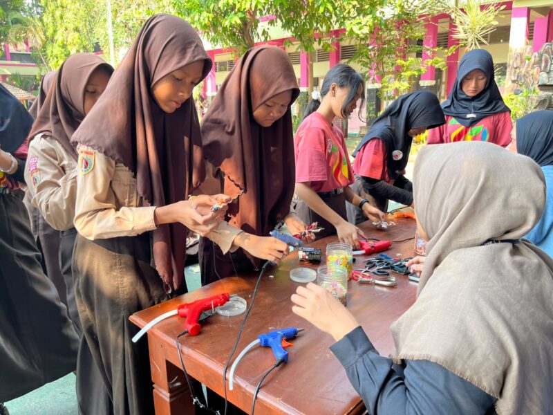 Siswa SMP 1 Jati, Kudus mengikuti edukasi pemilahan sampah dan praktik daur ulang dalam program KereseK Goes to School yang digelar KereseK ID, Sabtu (3/10/2026). Foto: JP