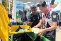 Peserta Ultra Trail Mount Moeria (UTMM) 2026 memilah dan membuang sampah sesuai jenisnya di fasilitas yang disediakan melalui program Kudus ASIK di kawasan Taman Ria, Desa Colo, Kecamatan Dawe, Kabupaten Kudus, Minggu (4/10/2026). Foto: JP