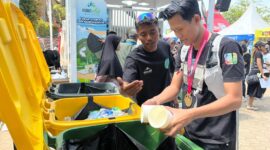 Peserta Ultra Trail Mount Moeria (UTMM) 2026 memilah dan membuang sampah sesuai jenisnya di fasilitas yang disediakan melalui program Kudus ASIK di kawasan Taman Ria, Desa Colo, Kecamatan Dawe, Kabupaten Kudus, Minggu (4/10/2026). Foto: JP