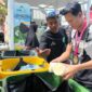 Peserta Ultra Trail Mount Moeria (UTMM) 2026 memilah dan membuang sampah sesuai jenisnya di fasilitas yang disediakan melalui program Kudus ASIK di kawasan Taman Ria, Desa Colo, Kecamatan Dawe, Kabupaten Kudus, Minggu (4/10/2026). Foto: JP