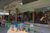 Personel Polsek Jati bersama Komunitas Resik-Resik Masjid (RRM) Kudus dan masyarakat bergotong royong membersihkan Masjid Al Ihsan di Desa Getaspejaten, Kecamatan Jati, Kudus, Minggu (4/10/2026). Foto: istimewa