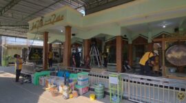 Personel Polsek Jati bersama Komunitas Resik-Resik Masjid (RRM) Kudus dan masyarakat bergotong royong membersihkan Masjid Al Ihsan di Desa Getaspejaten, Kecamatan Jati, Kudus, Minggu (4/10/2026). Foto: istimewa