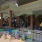 Personel Polsek Jati bersama Komunitas Resik-Resik Masjid (RRM) Kudus dan masyarakat bergotong royong membersihkan Masjid Al Ihsan di Desa Getaspejaten, Kecamatan Jati, Kudus, Minggu (4/10/2026). Foto: istimewa