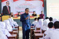 Anggota MPR RI Dr. H. Musthofa, SE, MM menyampaikan materi Sosialisasi Empat Pilar Kebangsaan kepada guru dan siswa SMK Negeri 2 Kudus di Aula SMK Negeri 2 Kudus, Selasa (6/10/2026). Foto: ist