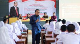 Anggota MPR RI Dr. H. Musthofa, SE, MM menyampaikan materi Sosialisasi Empat Pilar Kebangsaan kepada guru dan siswa SMK Negeri 2 Kudus di Aula SMK Negeri 2 Kudus, Selasa (6/10/2026). Foto: ist