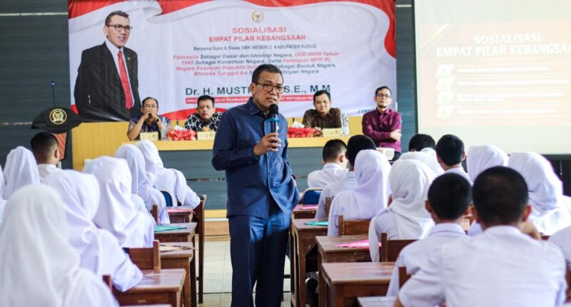 Anggota MPR RI Dr. H. Musthofa, SE, MM menyampaikan materi Sosialisasi Empat Pilar Kebangsaan kepada guru dan siswa SMK Negeri 2 Kudus di Aula SMK Negeri 2 Kudus, Selasa (6/10/2026). Foto: ist
