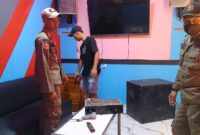 Petugas Satpol PP Kabupaten Kudus saat menertibkan usaha karaoke di kawasan Ruko Ronggolawe, Desa Getas Pejaten, Kecamatan Jati, Kudus, Minggu (4/10/2026).  Foto: ist.