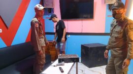 Petugas Satpol PP Kabupaten Kudus saat menertibkan usaha karaoke di kawasan Ruko Ronggolawe, Desa Getas Pejaten, Kecamatan Jati, Kudus, Minggu (4/10/2026).  Foto: ist.