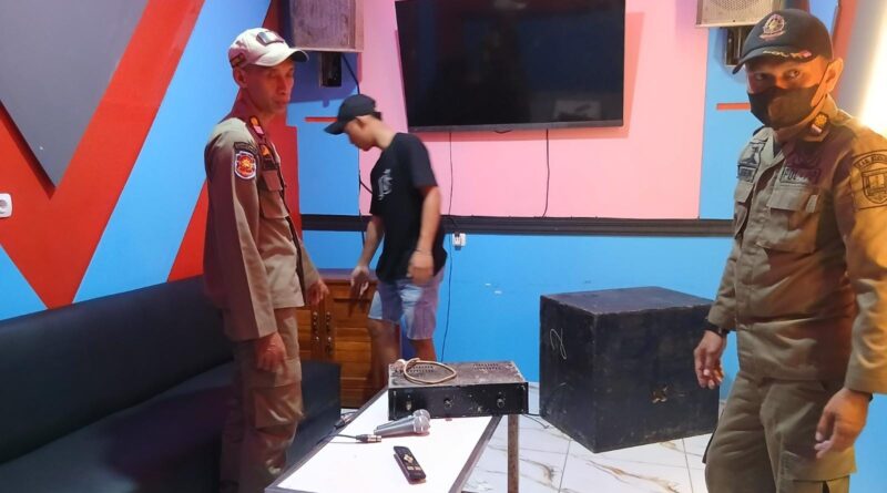 Petugas Satpol PP Kabupaten Kudus saat menertibkan usaha karaoke di kawasan Ruko Ronggolawe, Desa Getas Pejaten, Kecamatan Jati, Kudus, Minggu (4/10/2026).  Foto: ist.