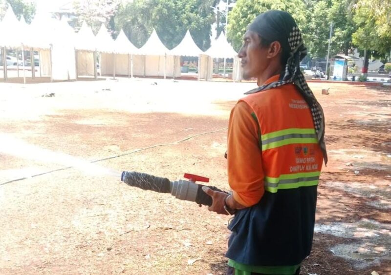 Pemkab Kudus menyiapkan perawatan berupa penyiraman, pemupukan hingga penyulaman untuk memulihkan rumput Alun-Alun Simpang Tujuh yang rusak, Rabu (7/10/2026). Foto: istimewa