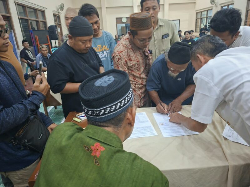 Kades Bulungcangkring Sulakim bersama perwakilan warga Dukuh Kalidoro Kidul menandatangani kesepakatan terkait penertiban kandang ayam yang berada di sekitar permukiman, Rabu (7/10/2026). Foto: JP