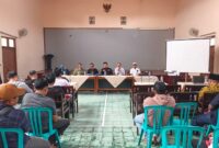 Koordinasi Pemdes Bulungcangkring bersama dinas terkait dan pengelola peternakan ayam broiler membahas rencana pembentukan tim monev guna memperkuat pengawasan perizinan dan pengelolaan lingkungan, Jumat (9/10/2026). Foto: JP