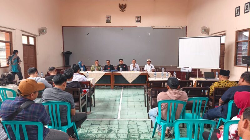 Koordinasi Pemdes Bulungcangkring bersama dinas terkait dan pengelola peternakan ayam broiler membahas rencana pembentukan tim monev guna memperkuat pengawasan perizinan dan pengelolaan lingkungan, Jumat (9/10/2026). Foto: JP