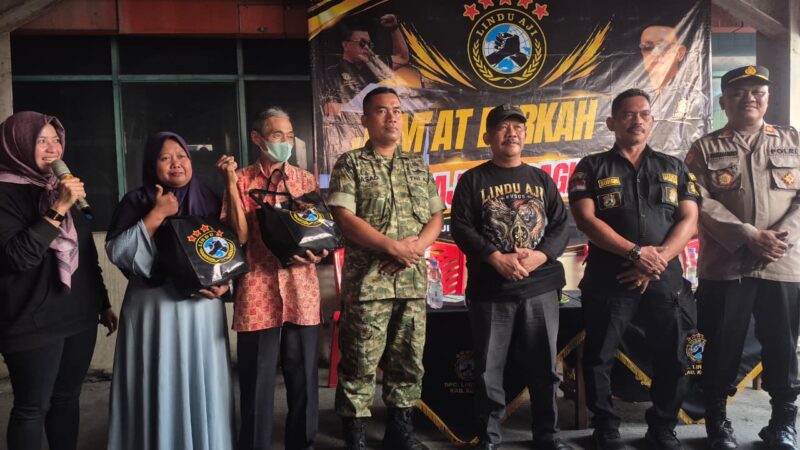 Ketua DPC Ormas Lindu Aji Kolocokro Kabupaten Kudus, Suhadi, bersama tamu undangan, jajaran pengurus dan penerima bantuan berfoto bersama usai penyaluran 300 paket sembako dalam program Jumat Berkah di kawasan Pasar Kliwon Kudus, Jumat (9/10/2026).  Foto: JP