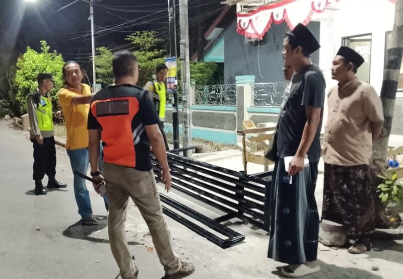 Petugas berada di lokasi kejadian seorang bocah berusia tujuh tahun meninggal dunia setelah tertimpa kursi besi di depan pos kamling Desa Pasuruhan Lor, Kecamatan Jati, Kudus, Sabtu (10/10/2026) malam. Foto: JP