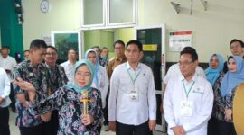 Wakil Menteri Kesehatan RI, dr. Benjamin Paulus Octavianus, meninjau fasilitas pelayanan dan penanganan TBC di RSUD Kudus. Foto: JP