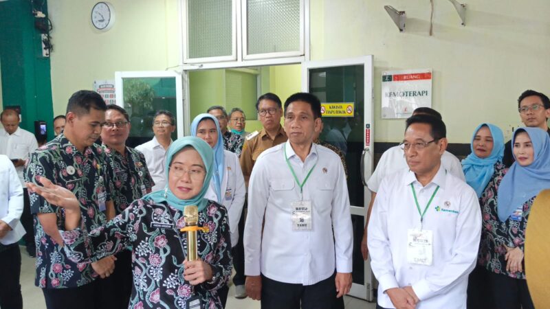 Wakil Menteri Kesehatan RI, dr. Benjamin Paulus Octavianus, meninjau fasilitas pelayanan dan penanganan TBC di RSUD Kudus. Foto: JP