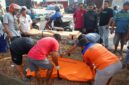 Petugas mengevakuasi jenazah Noor Hidayah, warga Desa Kaliwungu, yang ditemukan meninggal dunia di saluran irigasi tepi Jalan Kudus–Jepara, Desa Sidorekso, Kecamatan Kaliwungu, Kamis (15/10/2026) pagi. Polisi masih menyelidiki penyebab kejadian tersebut. Foto: ist