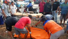 Petugas mengevakuasi jenazah Noor Hidayah, warga Desa Kaliwungu, yang ditemukan meninggal dunia di saluran irigasi tepi Jalan Kudus–Jepara, Desa Sidorekso, Kecamatan Kaliwungu, Kamis (15/10/2026) pagi. Polisi masih menyelidiki penyebab kejadian tersebut. Foto: ist