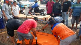 Petugas mengevakuasi jenazah Noor Hidayah, warga Desa Kaliwungu, yang ditemukan meninggal dunia di saluran irigasi tepi Jalan Kudus–Jepara, Desa Sidorekso, Kecamatan Kaliwungu, Kamis (15/10/2026) pagi. Polisi masih menyelidiki penyebab kejadian tersebut. Foto: ist
